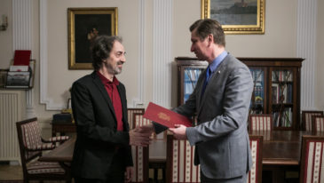 Andrzej Klimczak odbiera powołanie na p.o. Polskiej Opery Królewskiej z rąk Dyrektora Generalnego MKiDN - Jarosława Czuby. Fot. Danuta Matloch