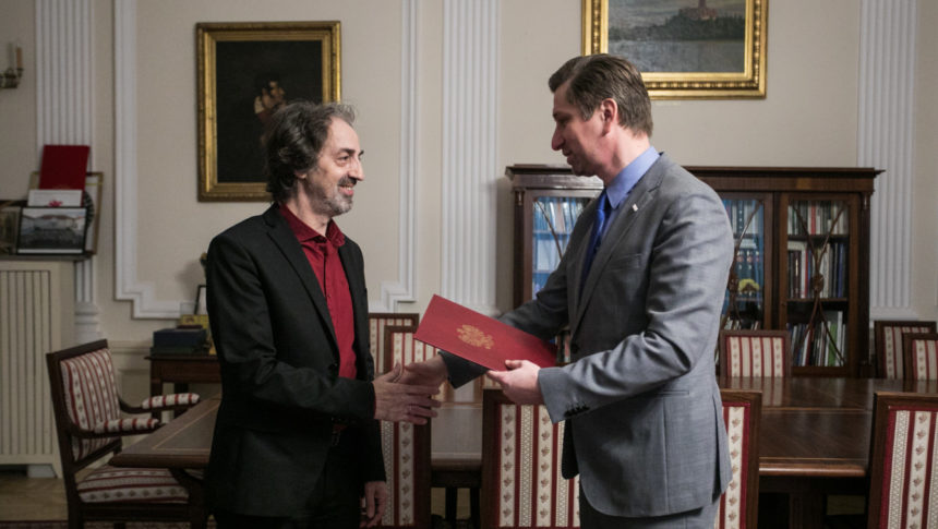 Andrzej Klimczak odbiera powołanie na p.o. Polskiej Opery Królewskiej z rąk Dyrektora Generalnego MKiDN - Jarosława Czuby. Fot. Danuta Matloch