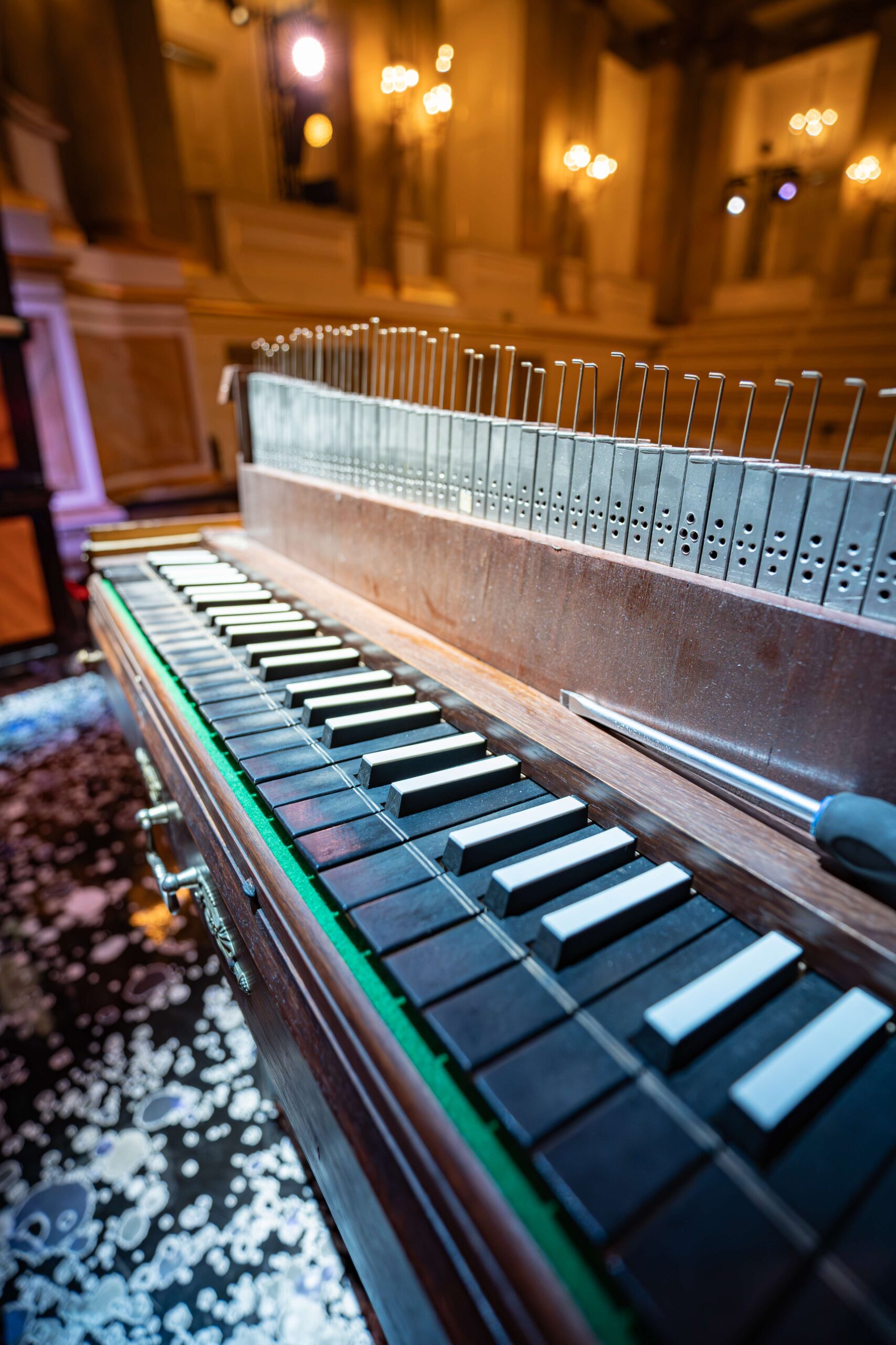 POKazujemy DAWNE KLAWIATURY. KLAWESYN STROSZY PIÓRKA / WARSZTATY DLA RODZIN Z DZIEĆMI 6+ 4.10.2025 Fot. P. Sulej