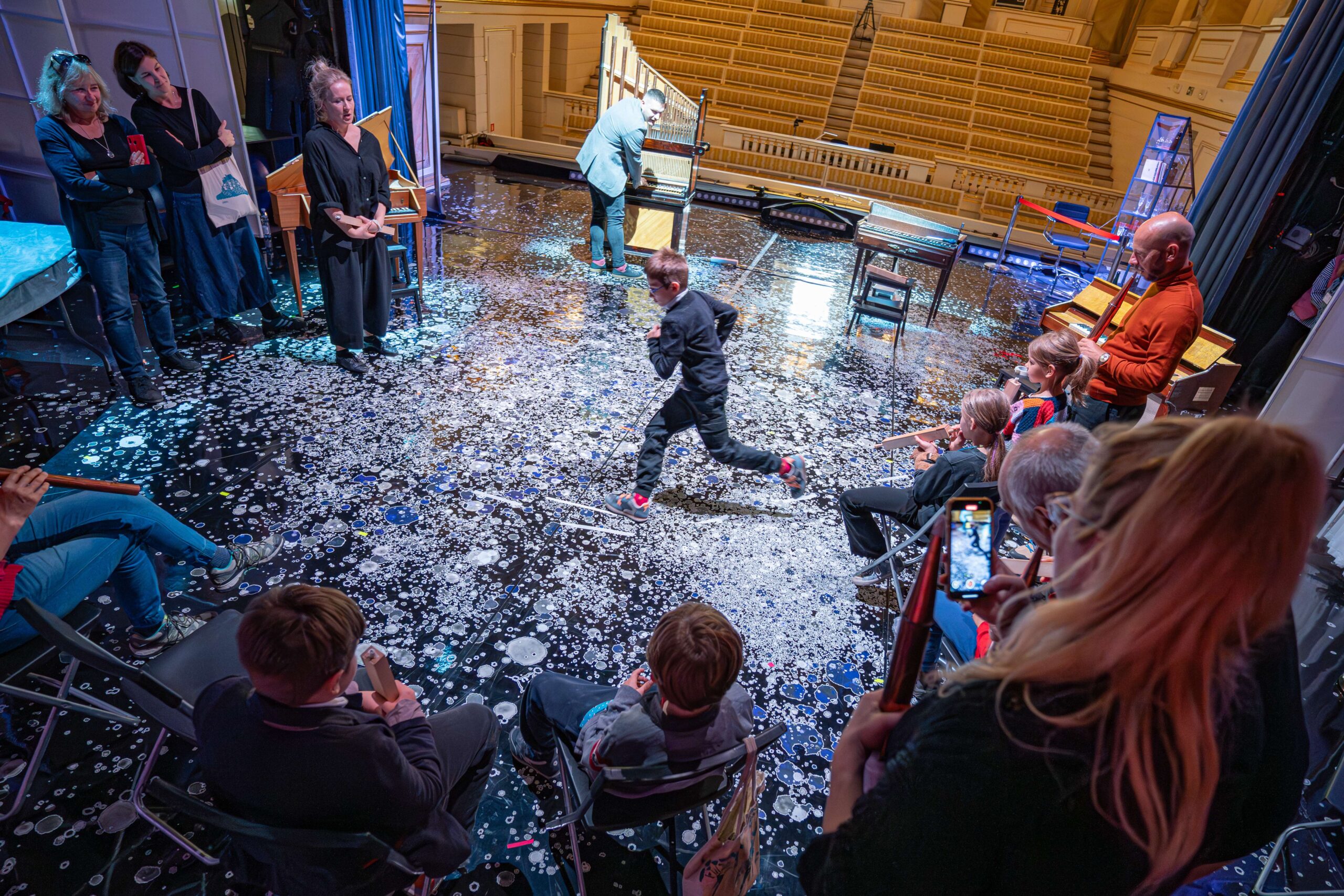 POKazujemy DAWNE KLAWIATURY. KLAWESYN STROSZY PIÓRKA / WARSZTATY DLA RODZIN Z DZIEĆMI 6+ 4.10.2025 Fot. P. Sulej