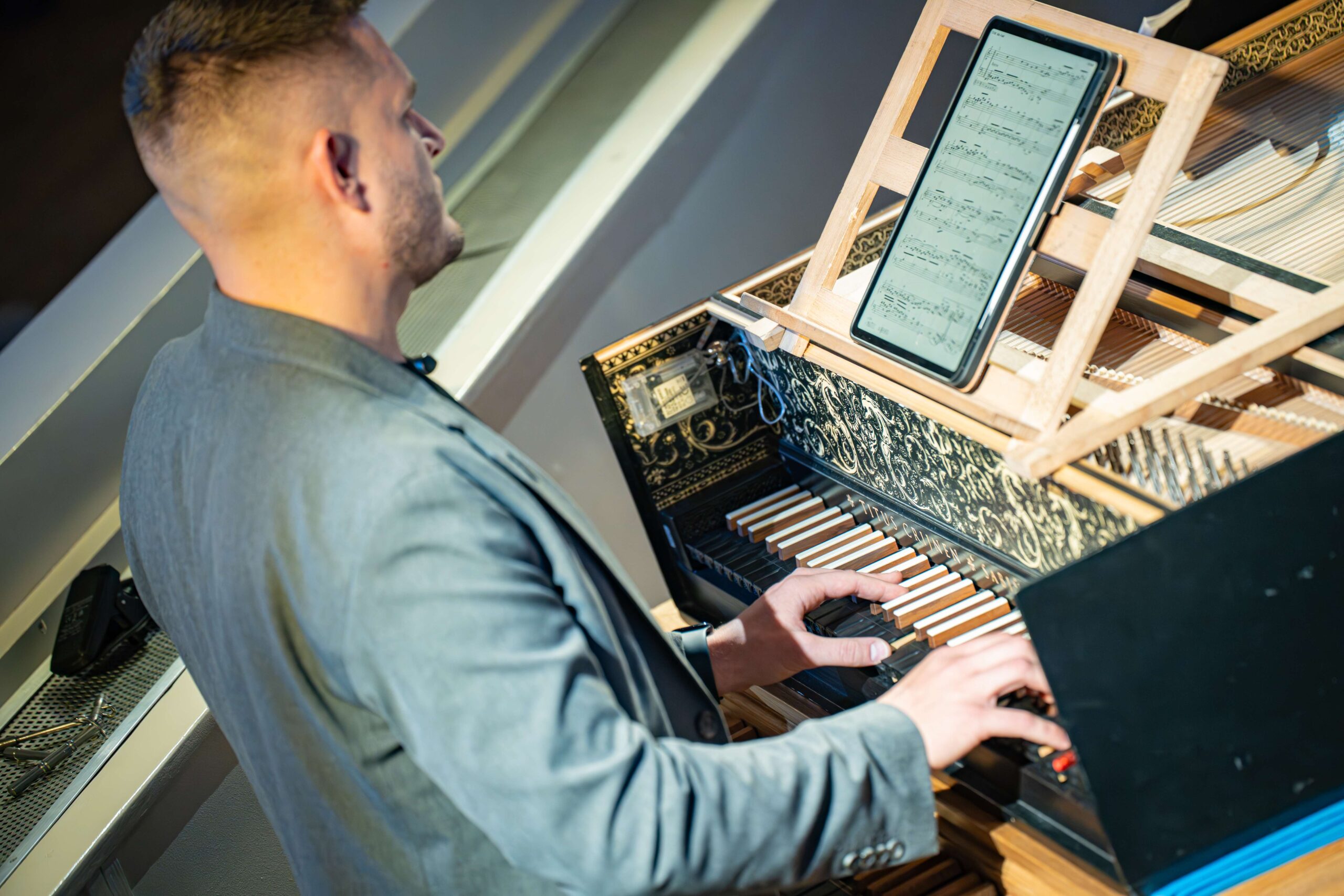 POKazujemy DAWNE KLAWIATURY. KLAWESYN STROSZY PIÓRKA / WARSZTATY DLA RODZIN Z DZIEĆMI 6+ 4.10.2025 Fot. P. Sulej