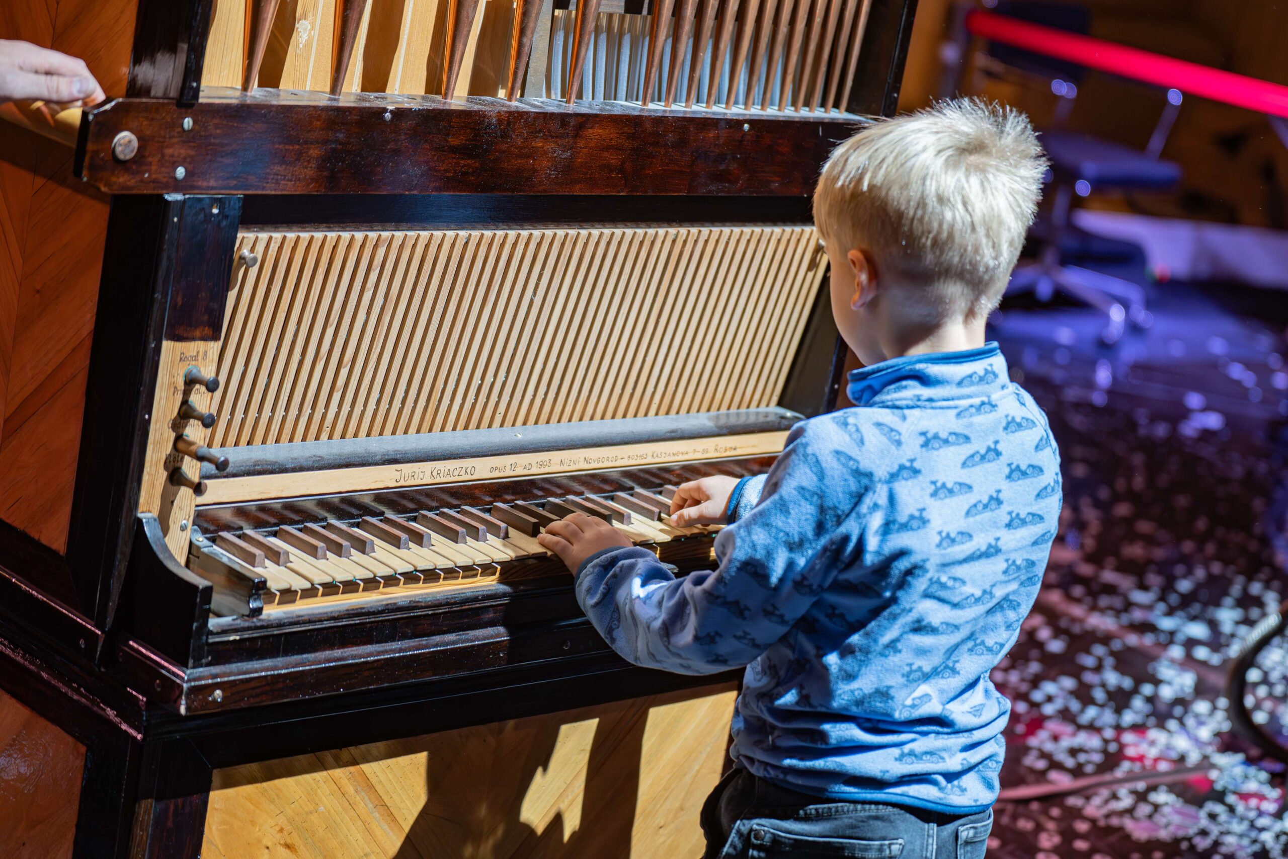 POKazujemy DAWNE KLAWIATURY. KLAWESYN STROSZY PIÓRKA / WARSZTATY DLA RODZIN Z DZIEĆMI 6+ 4.10.2025 Fot. P. Sulej