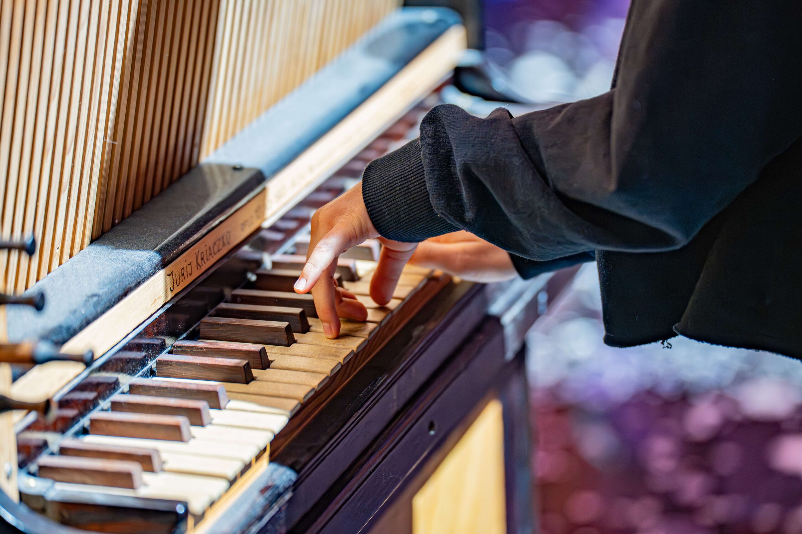 POKazujemy DAWNE KLAWIATURY. KLAWESYN STROSZY PIÓRKA / WARSZTATY DLA RODZIN Z DZIEĆMI 6+ 4.10.2025 Fot. P. Sulej