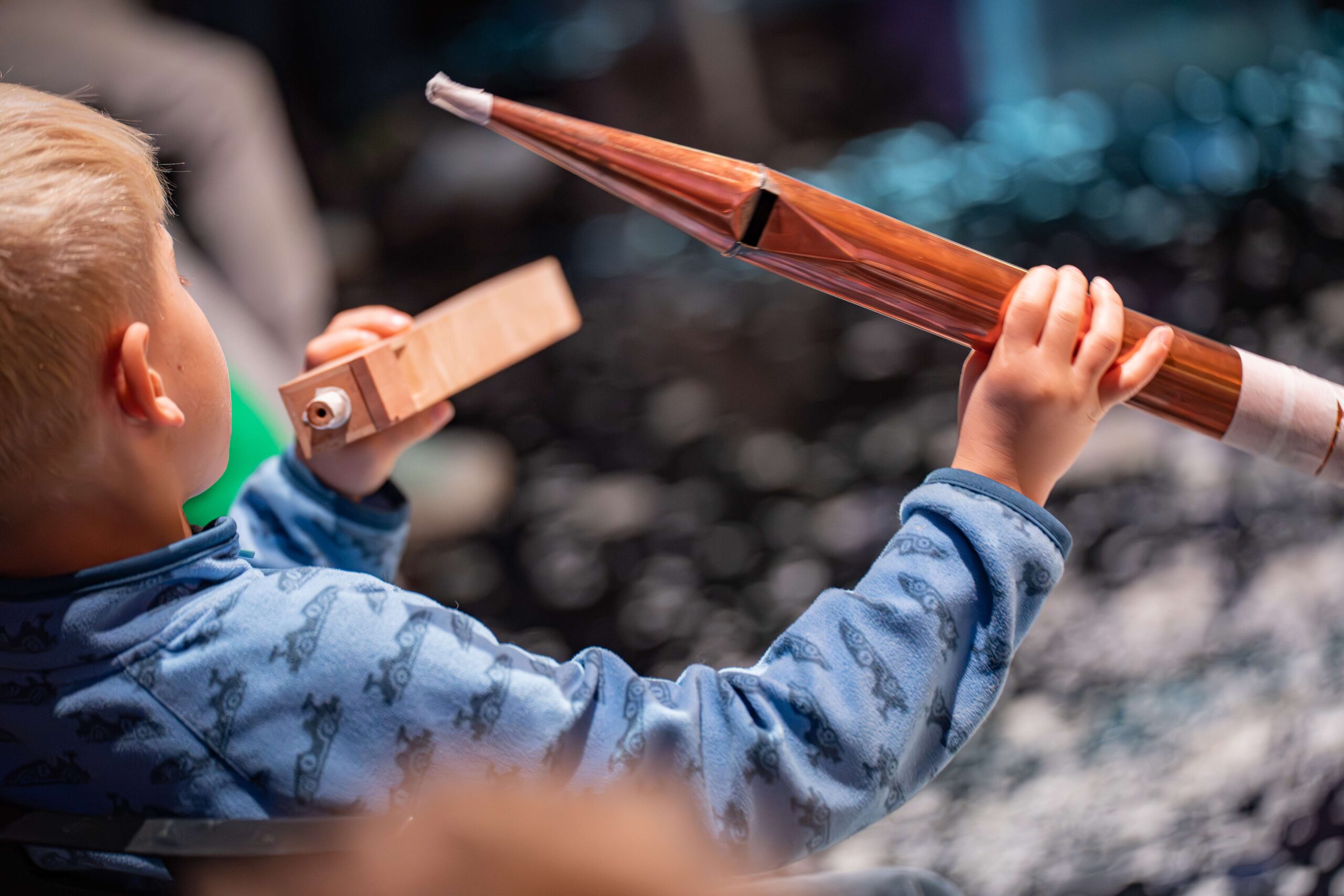 POKazujemy DAWNE KLAWIATURY. KLAWESYN STROSZY PIÓRKA / WARSZTATY DLA RODZIN Z DZIEĆMI 6+ 4.10.2025 Fot. P. Sulej