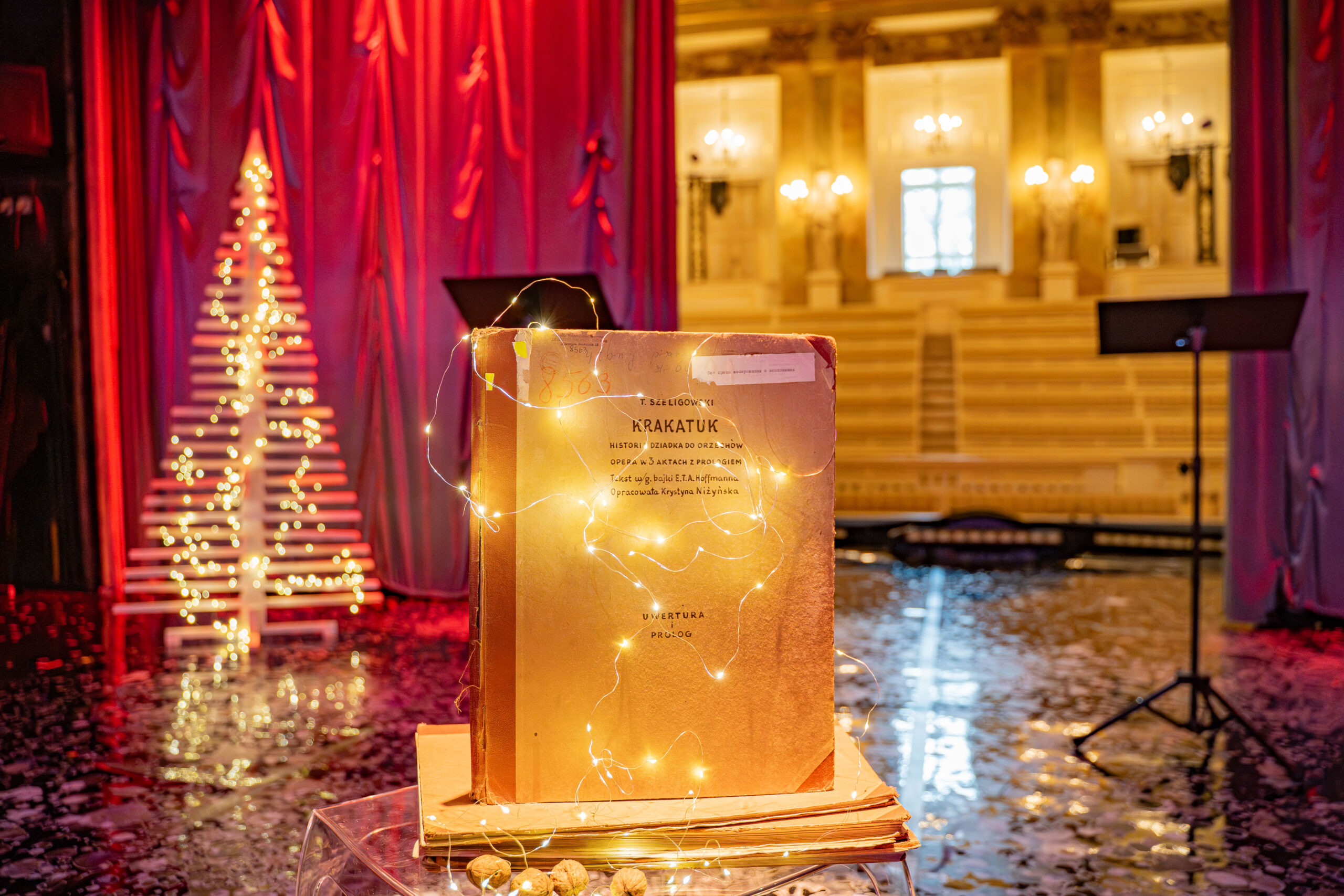 POKazujemy KRAKATUKA. STROIMY DRZEWKO W ORZECHOWE DŹWIĘKI / WARSZTATY CHOINKOWE DLA RODZIN Z DZIEĆMI 5+ 7.12.2025 FOT. P. SULEJ