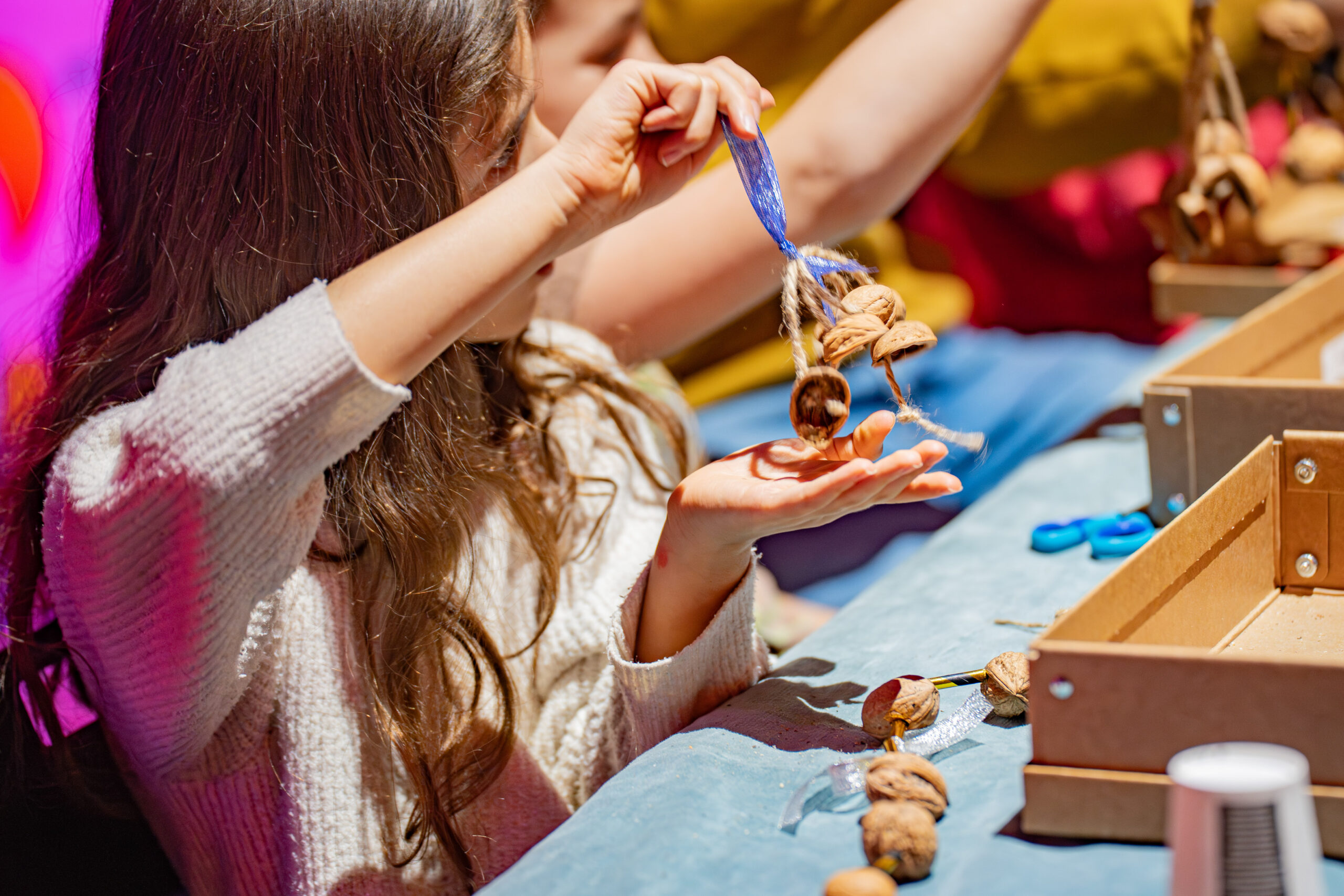 POKazujemy KRAKATUKA. STROIMY DRZEWKO W ORZECHOWE DŹWIĘKI / WARSZTATY CHOINKOWE DLA RODZIN Z DZIEĆMI 5+ 7.12.2025 FOT. P. SULEJ