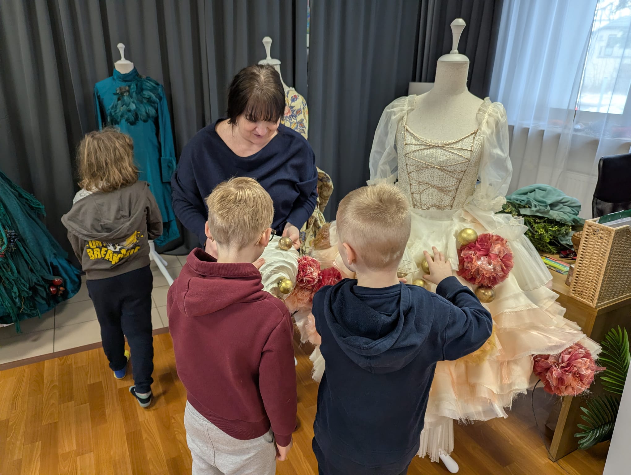 POKazujemy KOSTIUM. Tkaniny robią miny / Warsztaty dla grup szkolnych 11.02.2025 Kąty Węgierskie. Fot. Impresariat POK