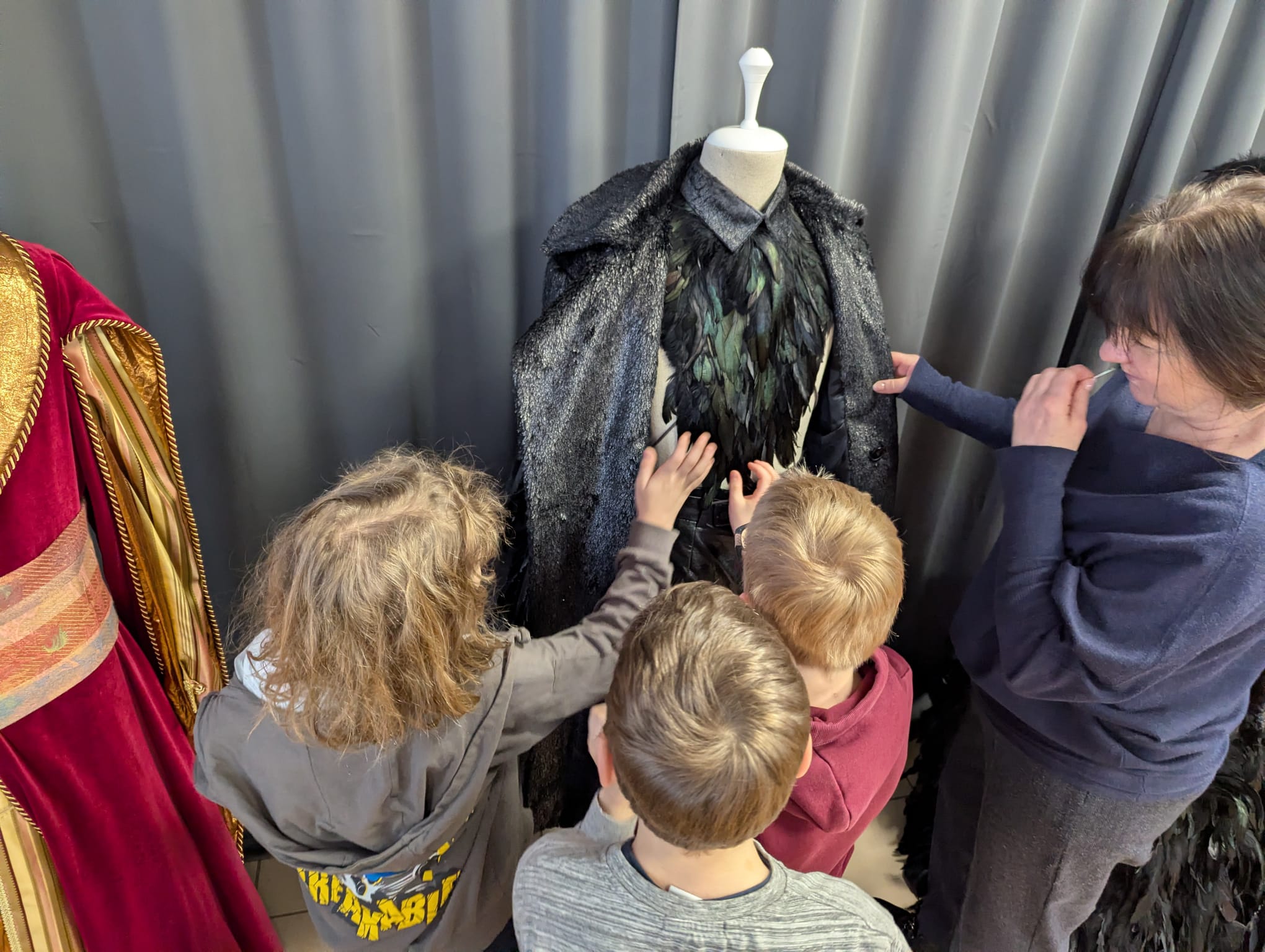 POKazujemy KOSTIUM. Tkaniny robią miny / Warsztaty dla grup szkolnych 11.02.2025 Kąty Węgierskie. Fot. Impresariat POK