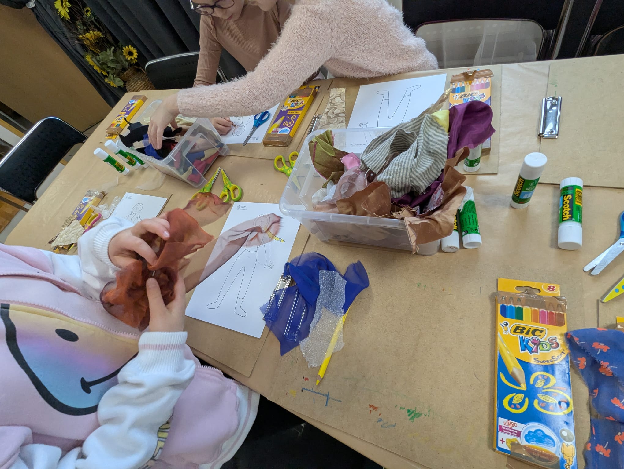 POKazujemy KOSTIUM. Tkaniny robią miny / Warsztaty dla grup szkolnych 11.02.2025 Kąty Węgierskie. Fot. Impresariat POK