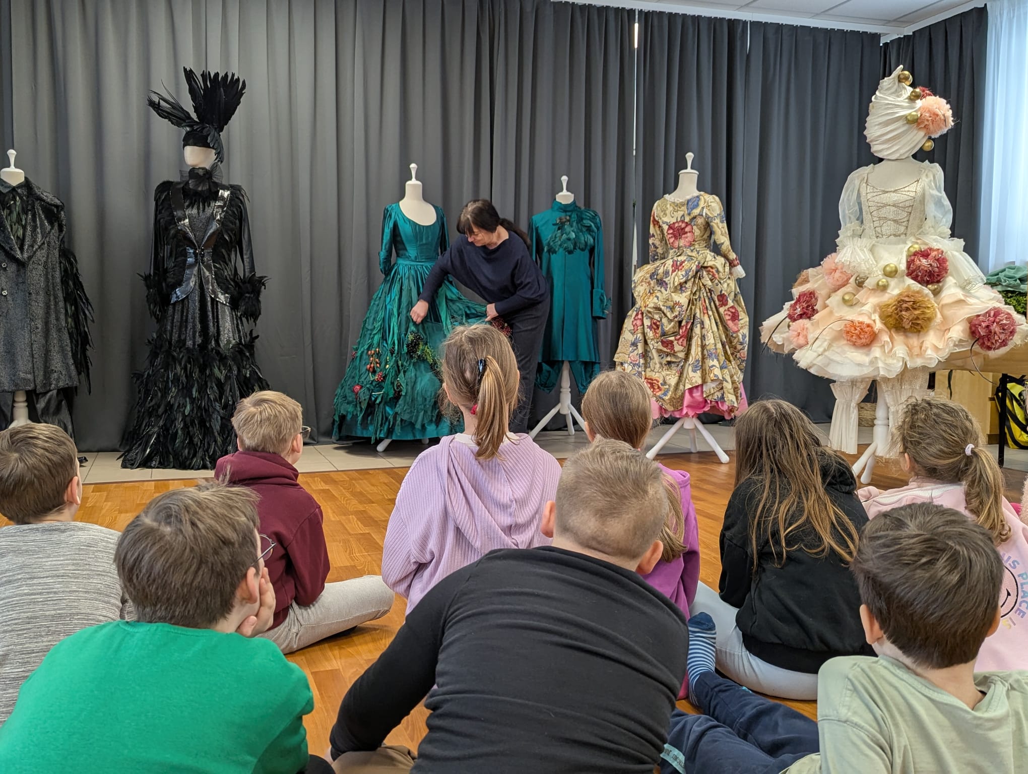 POKazujemy KOSTIUM. Tkaniny robią miny / Warsztaty dla grup szkolnych 11.02.2025 Kąty Węgierskie. Fot. Impresariat POK