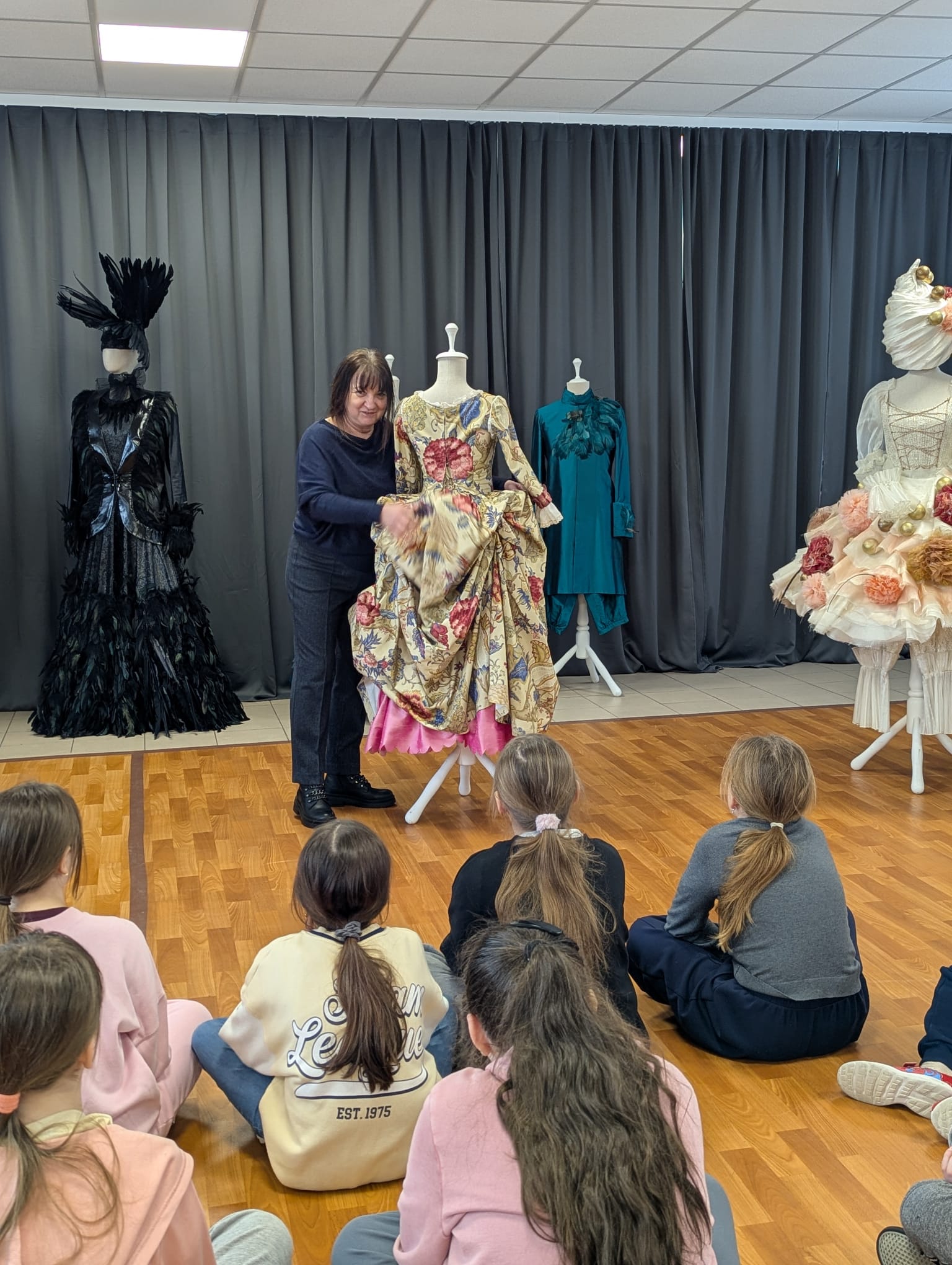 POKazujemy KOSTIUM. Tkaniny robią miny / Warsztaty dla grup szkolnych 11.02.2025 Kąty Węgierskie. Fot. Impresariat POK